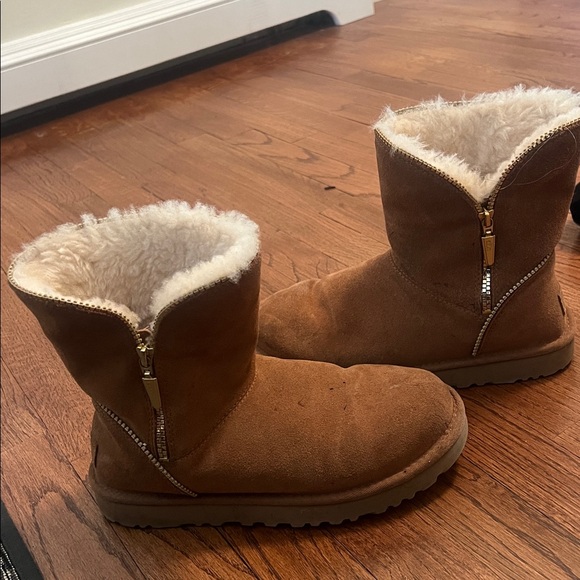 UGG Tan Winter Boots with Plush Lining - Picture 4 of 6